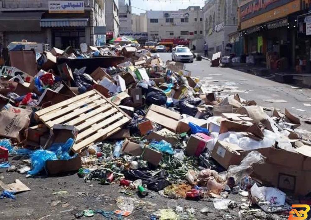 ’أكوام من النفايات’ في شوارع البيرة مع تواصل إضراب العاملين في البلدية