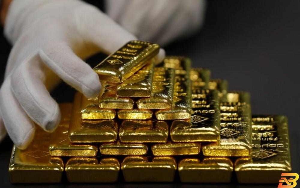 سبائك من الذهب في النمسا. تصوير: رويترز الذهب يرتفع مع هبوط الدولار من أعلى مستوى في نحو 6 أشهر