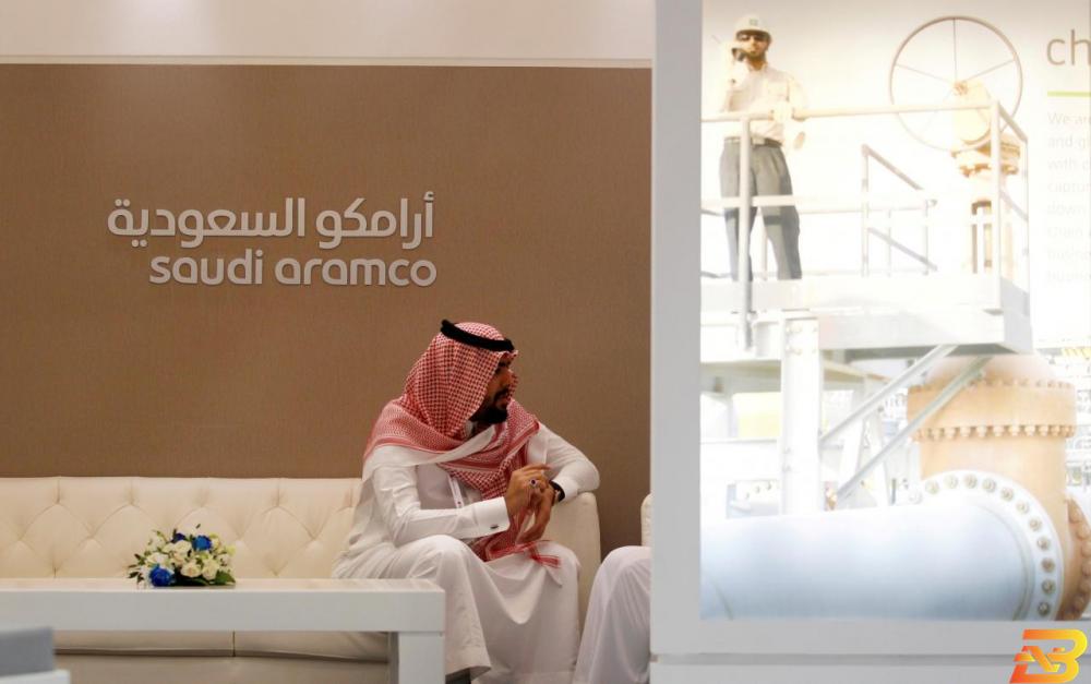 موظف سعودي يجلس أمام شعار شركة أرامكو في البحرين-أرشيف رويترز السعودية ترفع سعر بيع الخام العربي الخفيف في تموز إلى آسيا