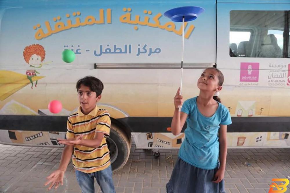 باص المكتبة المتنقلة في قطاع غزة بالصور، بنك فلسطين يجدد دعمه لمشروع المكتبة المتنقلة في غزة