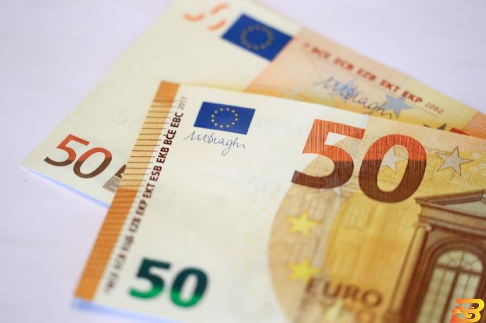 أوراق مالية فئة 50 يورو في فرانكفورت. صورة من أرشيف رويترز اليورو يصعد رغم خلافات مجموعة السبع والأنظار على مركزي أوروبا وأمريكا