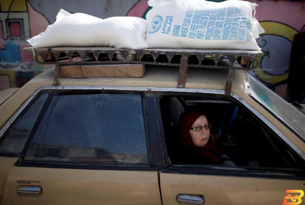 سيدة فلسطينية تستقل مركبة في مخيم الشاطئ تحمل مساعدات من "الأونروا-تصوير رويترز 80 % من سكان غزة يعتمدون على المساعدة الإنسانية