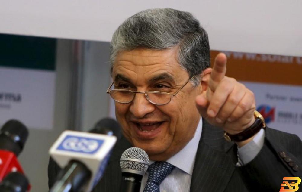 وزير الكهرباء المصري محمد شاكر خلال مؤتمر صحفي في صورة من أرشيف رويترز. مصر ترفع أسعار الكهرباء 26.6% في 2018-2019