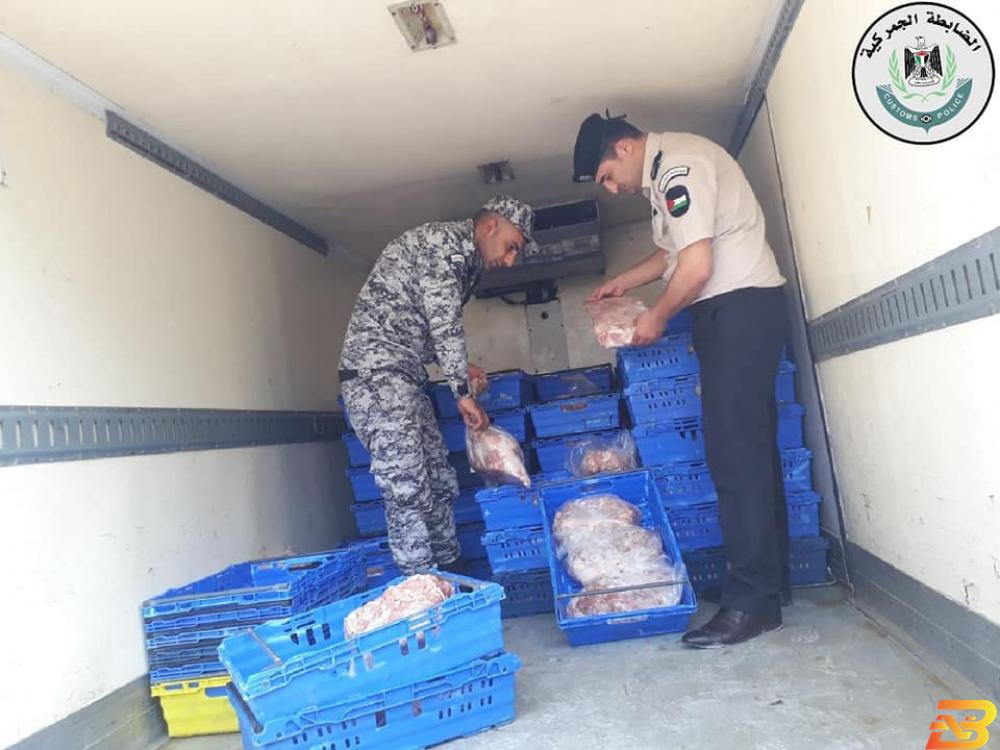 جانب من اتلاف المضبوطات إتلاف 800 كغم لحوم غير صالحة للاستهلاك الآدمي في طولكرم