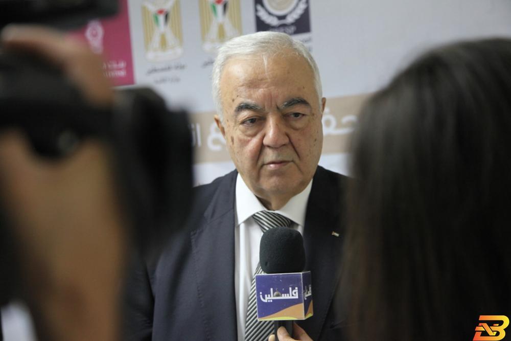 وزير العمل الفلسطيني مأمون أبو شهلا يجري مقابلة تلفزيونية-تصوير BanksNews وزير العمل يبحث مع السفير الصيني سبل التعاون المشترك