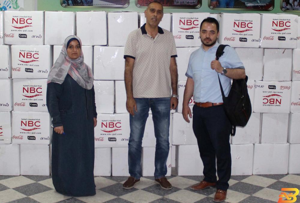 جانب من تسليم الطرود المشروبات الوطنية تقدم مئات الطرود الغذائية للأسر المحتاجة