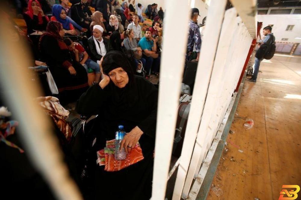 امرأة تنتظر تصريح السفر للدخول إلى مصر من خلال معبر رفح الحدودي-أرشيف رويترز. مصادر: مصر طورت معبر رفح البري تمهيداً لفتحه بشكل دائم