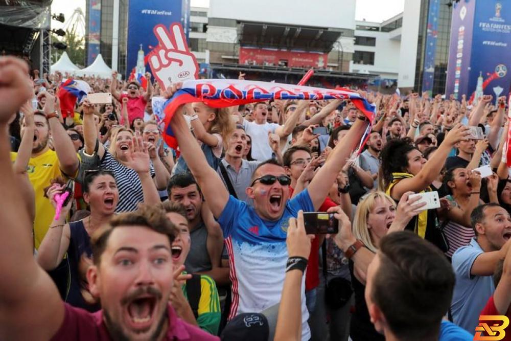 مشجعو روسيا خلال المبارة الافتتاحية-تصوير رويترز روسيا استغلت ’هوس المونديال’ لتمرير قرار يمس الملايين
