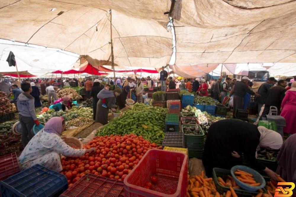 مواطنون يشترون الخضراوات في سوق شعبي في ضواحي مدينة الدار البيضاء في المغرب. تصوير: رويترز. التضخم السنوي بالمغرب ينخفض إلى 2.6% في أيار
