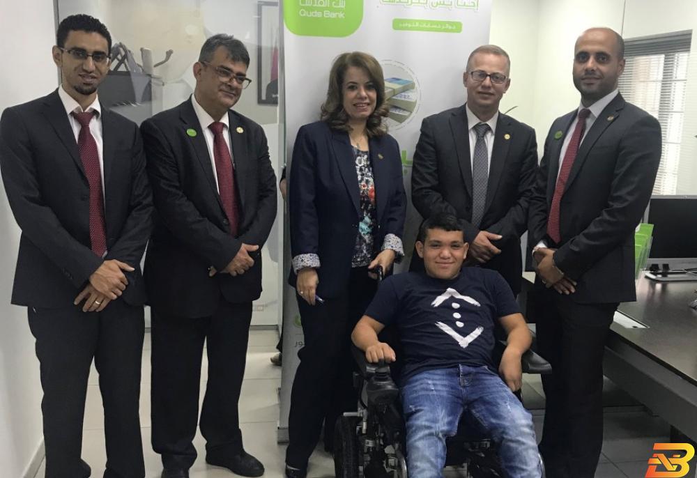 جانب من تسليم الكرسي للطفل هاني أبو ريدة بنك القدس يوفر كرسي متحرك للطفل هاني أبو ريدة