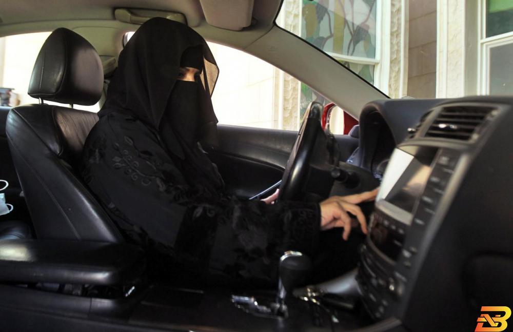 امرأة سعودية تقود سيارة. تصوير: رويترز. نساء وراء المقود في شوارع السعودية بعد رفع الحظر عن قيادتهن للسيارات