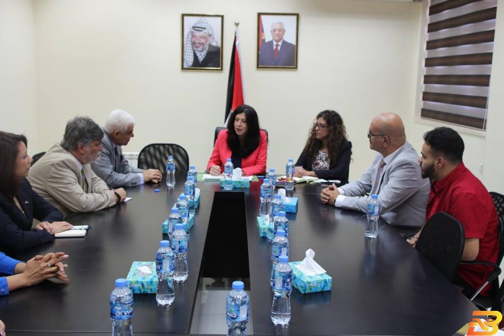 جانب من الاجتماع عودة تبحث مع وفد كندي الفرص الاستثمارية بفلسطين