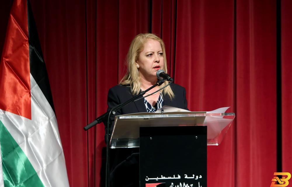 المستشارة خيرية رصاص تلقي كلمة رئيس الوزراء خلال افتتاح المنتدى-تصوير معن خليفة رصاص: نوصل خدمات المياه إلى كافة التجمعات