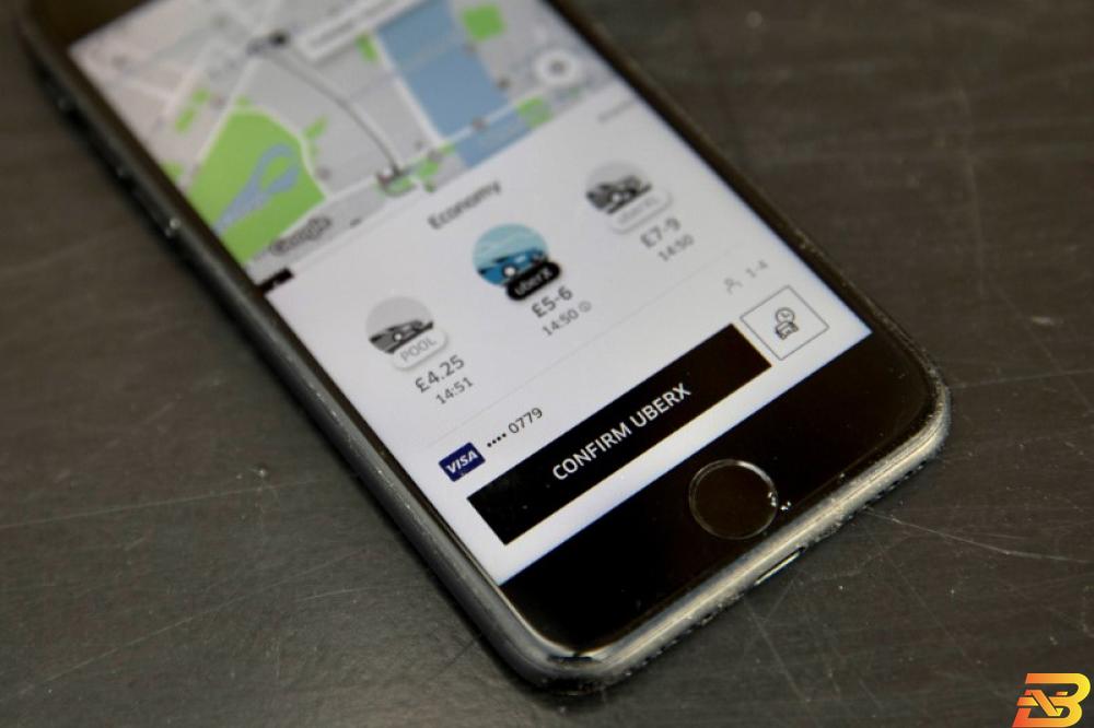 تطبيق أوبر يظهر على شاشة هاتف ذكي بلندن في صورة توضيحية من أرشيف رويترز أوبر تحصل على رخصة جديدة أقصر أجلا للعمل في لندن