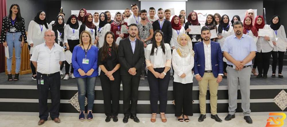 صورة جماعية في ختام الحفل جمعية جهود تختتم مشروع ’مخيم التوجيه المهني للشباب’