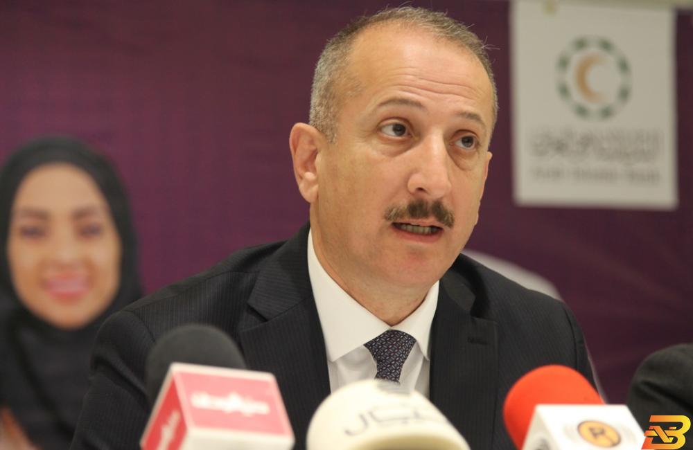 المدير العام للبنك الإسلامي العربي هاني ناصر خلال المؤتمر الصحفي-تصوير BanksNews.ps ناصر: العمل جاري على توحيد المنتجات المصرفية التي تقدمها البنوك الإسلامية