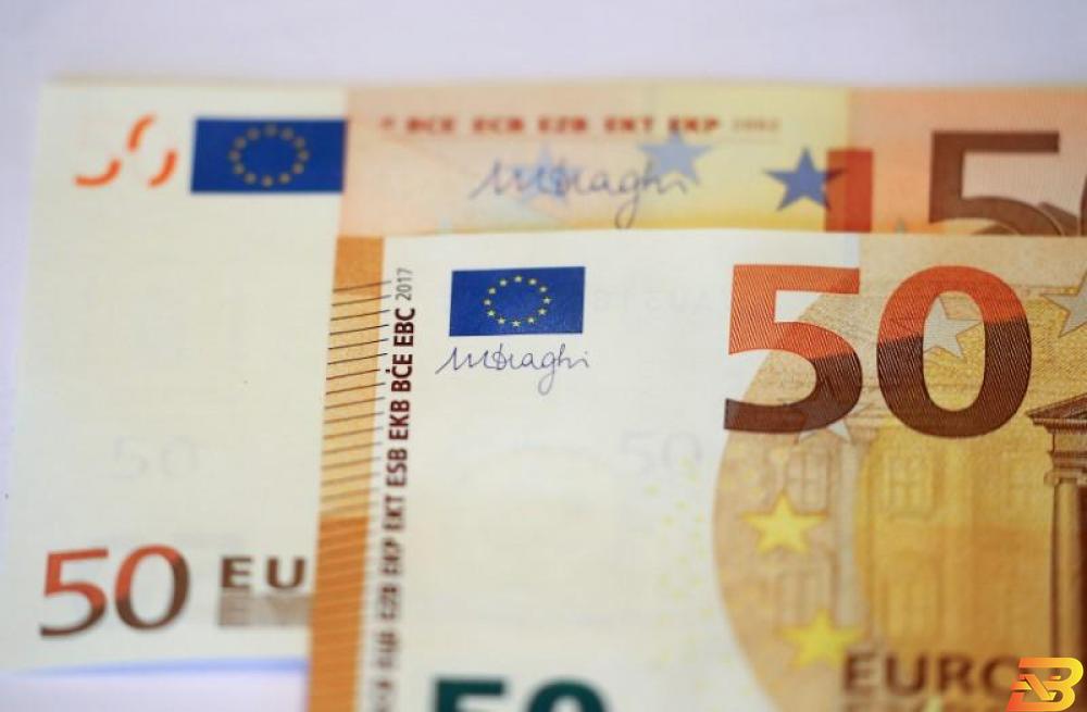 اليورو ينزل بفعل النزاعات التجارية والتطورات السياسية بألمانيا