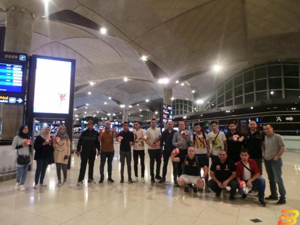 صورة جماعية في المطار الرّابحون بحملة كوكاكولا/كابي يصلون إلى روسيا لحضور نصف نهائي المونديال