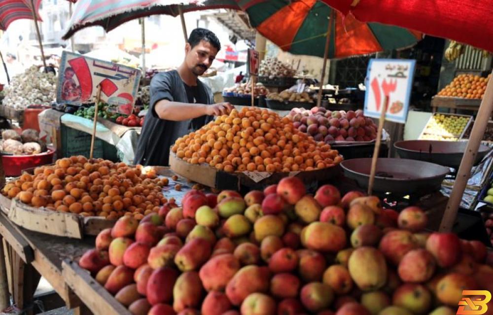 بائع في سوق للخضروات في القاهرة. تصوير: رويترز. التضخم السنوي بمصر يعاود الارتفاع لأول مرة في 10 أشهر