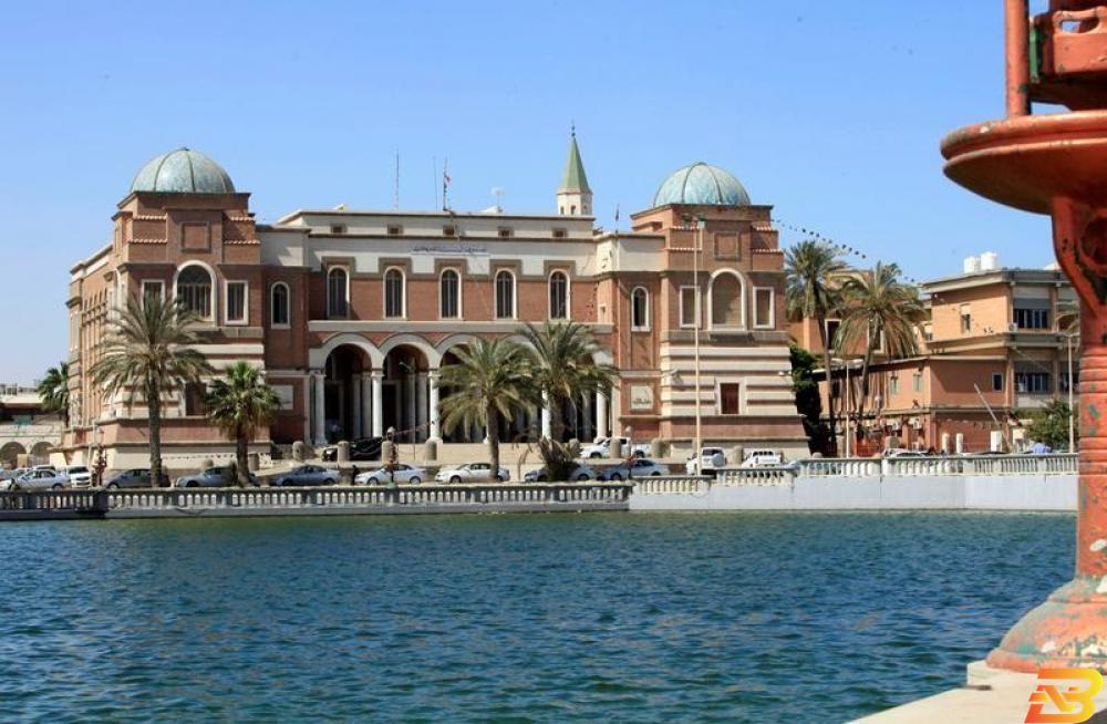 مبنى مصرف ليبيا المركزي في وسط طرابلس. صورة من أرشيف رويترز. المصرف المركزي: إيرادات النفط الليبية 11.4 مليار دولار في النصف/1