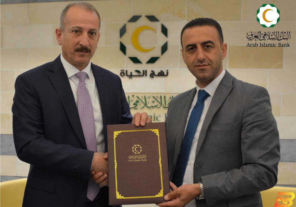 جانب من توقيع الاتفاقية ’الاسلامي العربي’ يوقع اتفاقية تعاون مع الاتحاد العام للمعلمين