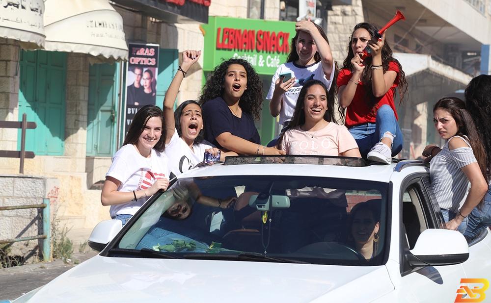 أجواء الفرح بعد إعلان نتائج "الانجاز" في بيت لحم-تصوير أحمد مزهر-وفا خريجو ’الإنجاز’.. رحلة إلى المجهول