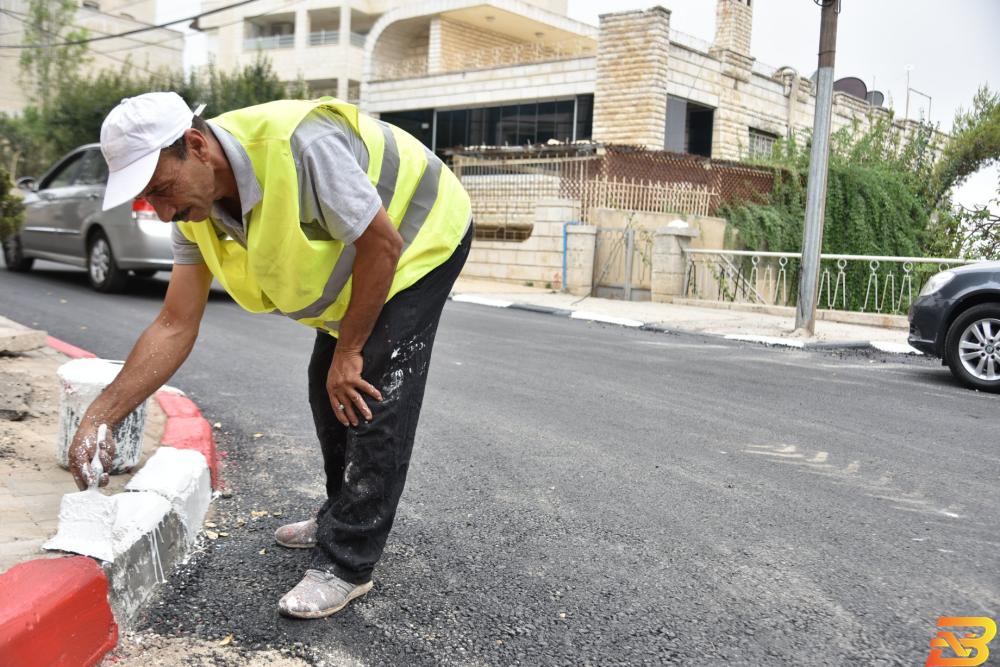 جانب من أعمال تعبيد الشارع بلدية رام الله تقوم بتعبيد شارع النزهة