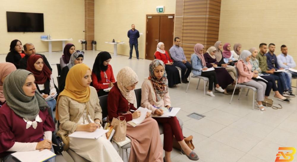 جانب من الافتتاح نائب محافظ سلطة النقد يفتتح برنامجاً تدريبياً لطلبة من جامعة فلسطين التقنية