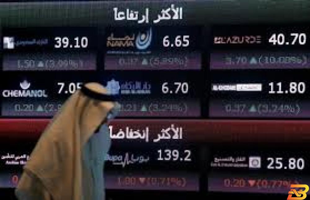 لوحة إلكترونية تعرض أسعار أسهم بالبورصة السعودية في الرياض - صورة من أرشيف رويترز. الأسهم الخليجية ترتفع بفعل صعود النفط ونتائج الربع/2