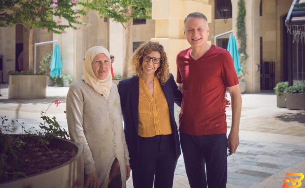 جانب من تسليم المنحة شابة من الدهيشة تحصل على منحة ’زمالة روابي’ في ’هارفارد’