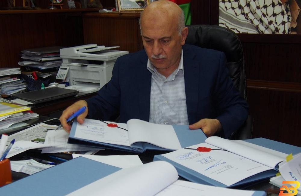 رئيس بلدية نابلس المهندس عدلي يعيش يوقّع الاتفاقية توقيع اتفاقية مشروع ريّ المزروعات بالمياه المعالجة لمنطقة غرب نابلس