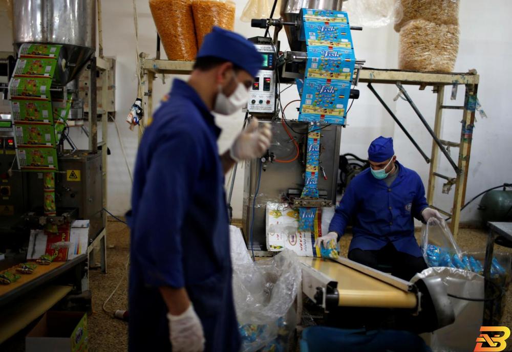 عاملان في مصنع للشيبس في غزة-أرشيف رويترز مسؤول: معدلات الإنتاج في مصانع غزة انخفضت 60%