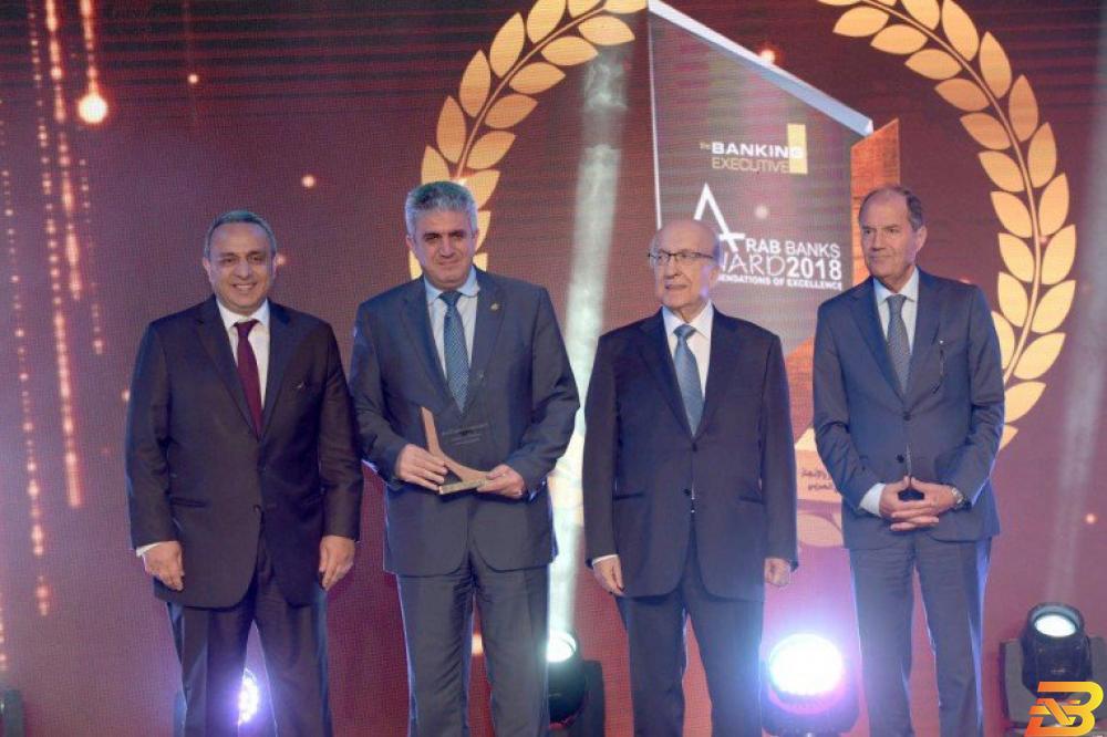 مدير عام البنك الاسلامي الفلسطيني بيان قاسم يتسلم الجائزة البنك الإسلامي الفلسطيني يحصل على جائزة التميز في الخدمات المصرفية الإسلامية