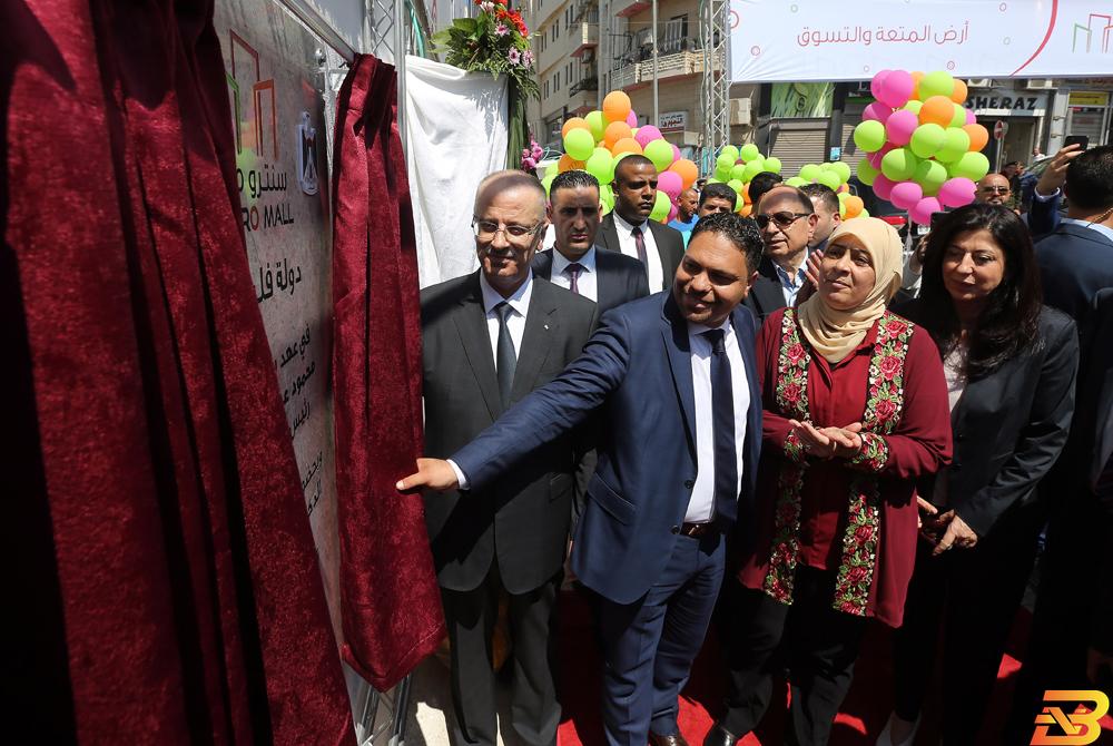 جانب من الحفل-تصوير معن خليفة رئيس الوزراء يضع حجر الأساس للمركز التجاري ’سنترو مول’ في رام الله