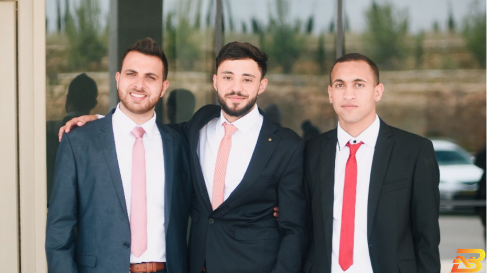 الطلبة أسامة محمد، وموسى مجدي، ورجائي عماد طلاب من بيرزيت يبتكرون جهازا للكشف عن السكتات القلبية ونموذجا لشبكة 5G