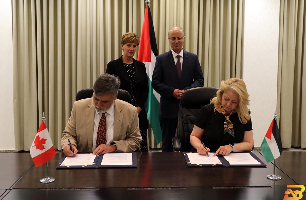 جانب من توقيع الاتفاقية-تصوير معن خليفة توقيع اتفاقية دعم لفلسطين بقيمة 37 مليون دولار كندي