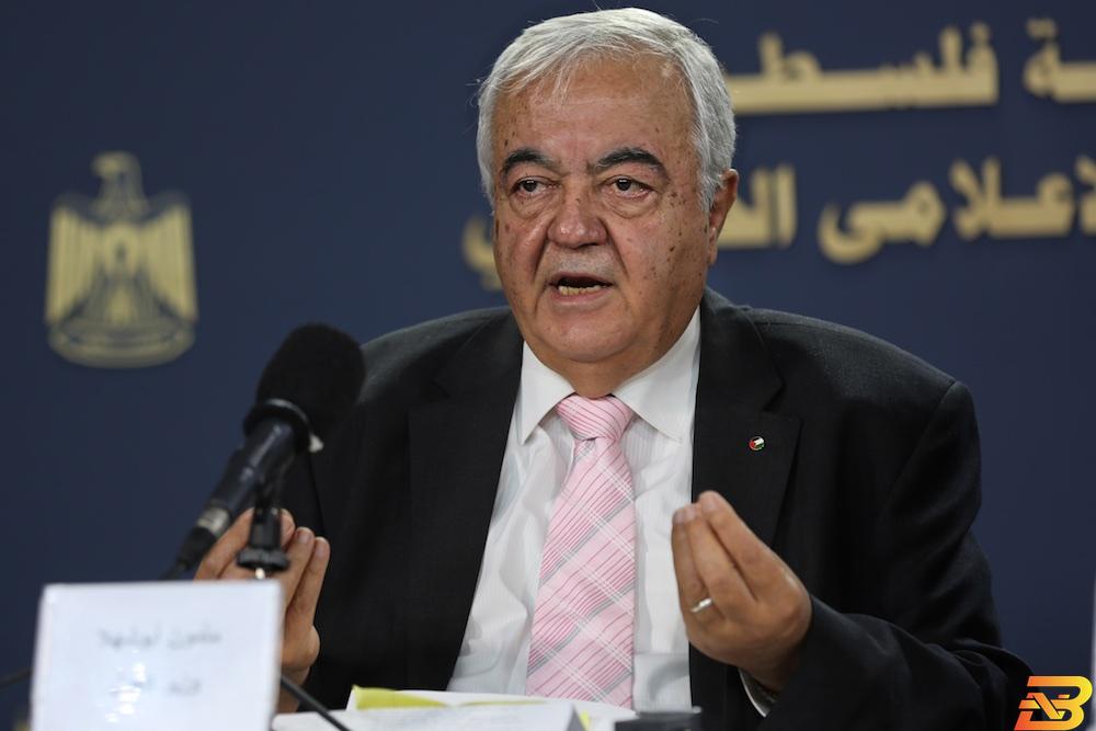 وزير العمل الفلسطيني مأمون أبو شهلا وزير العمل: أي دعم خارجي لا يمكن أن يتم بمعزل عن الحكومة