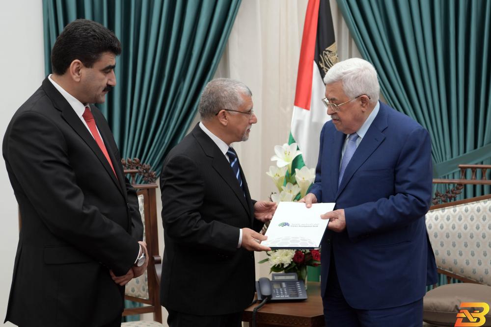 الرئيس محمود عباس ،أثناء لقاء وفد من البنك الاسلامي للتنمية (عدسة:ثائر غنايم) الرئيس يستقبل وفد البنك الإسلامي للتنمية
