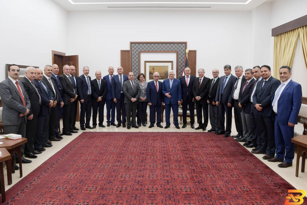 الرئيس أثناء لقاء وفد رجال الأعمال الفلسطينيين (عدسة: ثائر غنايم) الرئيس يستقبل وفد رجال الأعمال الفلسطينيين