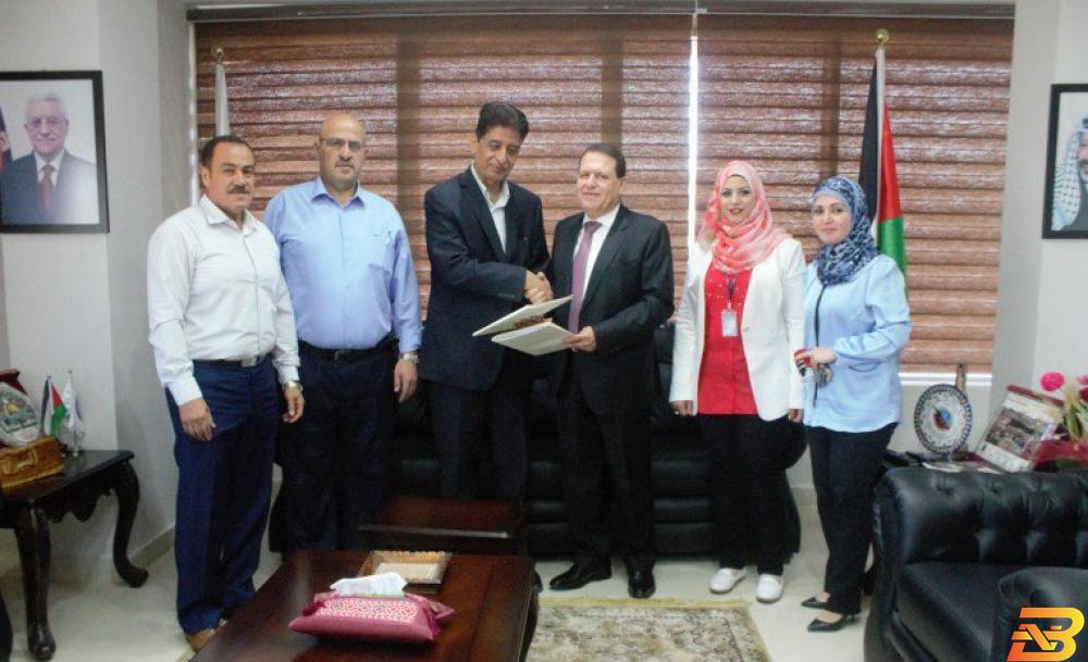 جانب من توقيع الاتفاقية مع بلدية البيرة بمبادرة من بنك الأردن-مظلات انتظار لمدارس في البيرة ونابلس