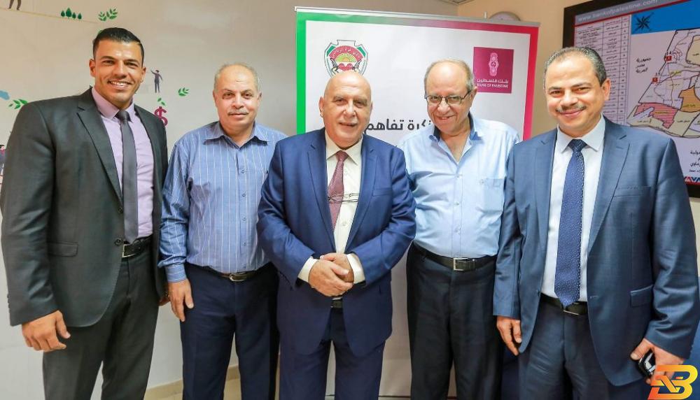 جانب من توقيع الاتفاقية بنك فلسطين يوقع مذكرة تفاهم لرعاية نادي غزة الرياضي