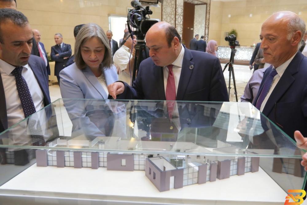 جانب من توقيع المذكرة مذكرة تفاهم بين سلطة النقد ووزارة السياحة لإنشاء المتحف الفلسطيني للنقد