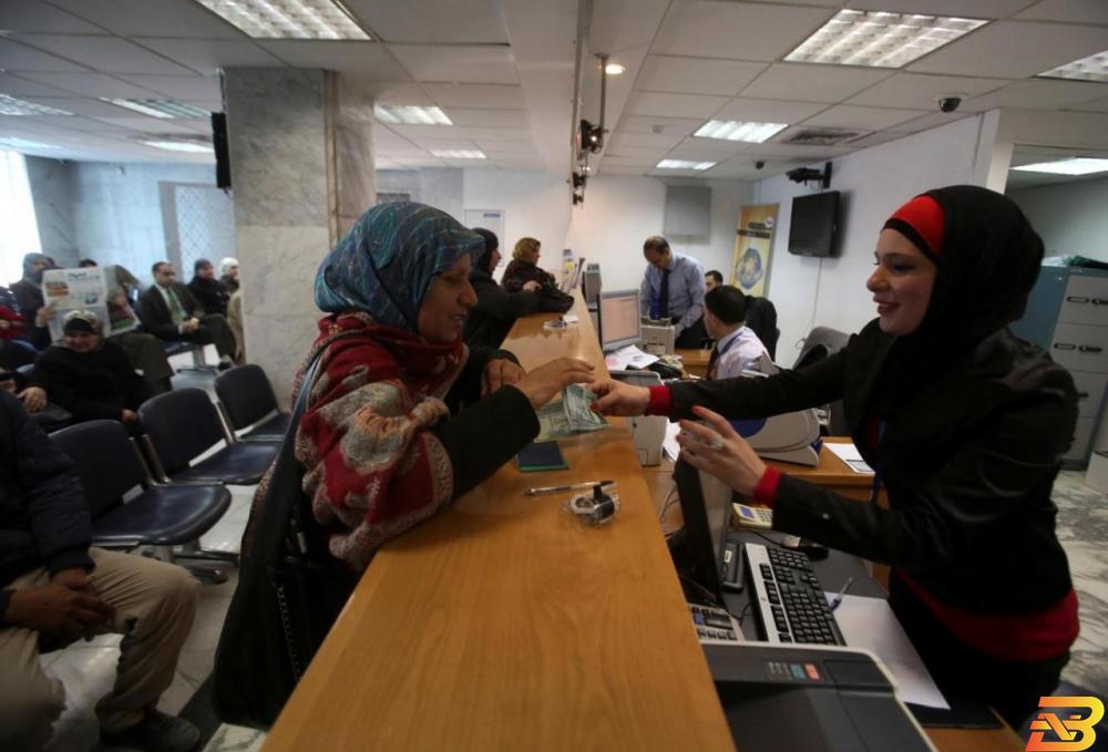 سيدة فلسطينية تتحدث مع موظفة في أحد البنوك برام الله-أرشيف رويترز 7.5 مليار دولار إجمالي الودائع الإدخارية في البنوك خلال حزيران