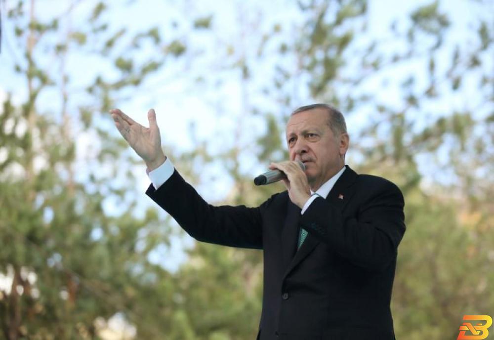 الرئيس التركي رجب طيب أردوغان يلقي كلمة في تركيا يوم الجمعة. صورة لرويترز حصلت عليها من الرئاسة التركية. أردوغان: تركيا تواجه حربا اقتصادية ولن تخضع للتهديد