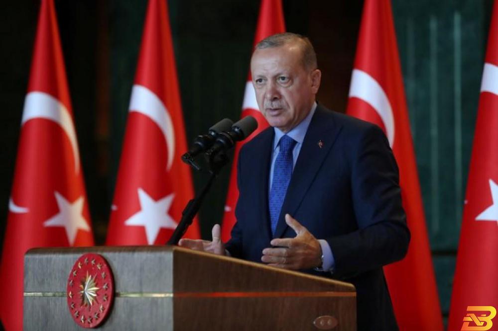 الرئيس التركي رجب طيب أردوغان يتحدث في لقاء مع سفراء لبلاده في أنقرة يوم الاثنين أردوغان يتعهد بمحاسبة ’إرهابيين اقتصاديين’ على تهاوي الليرة
