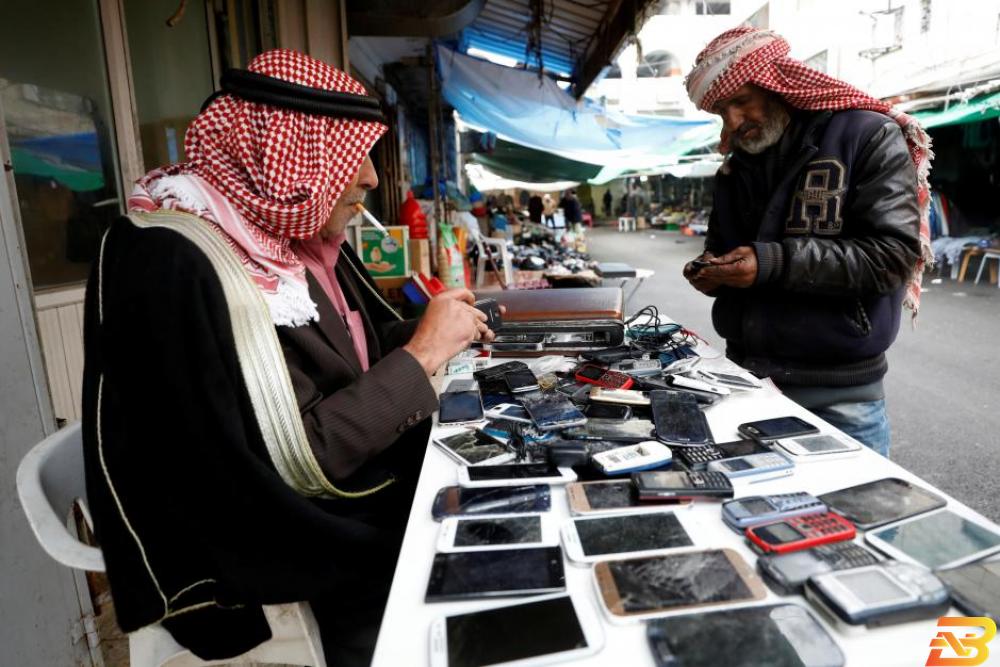 مواطن يبيع الأجهزة الخلوية على بسطة في رام الله-تصوير محمد تركمان-رويترز تقرير: ’الخلوي الاسرائيلي’ في الضفة انتهاك للسيادة وتعدٍ على الشركات الوطنية