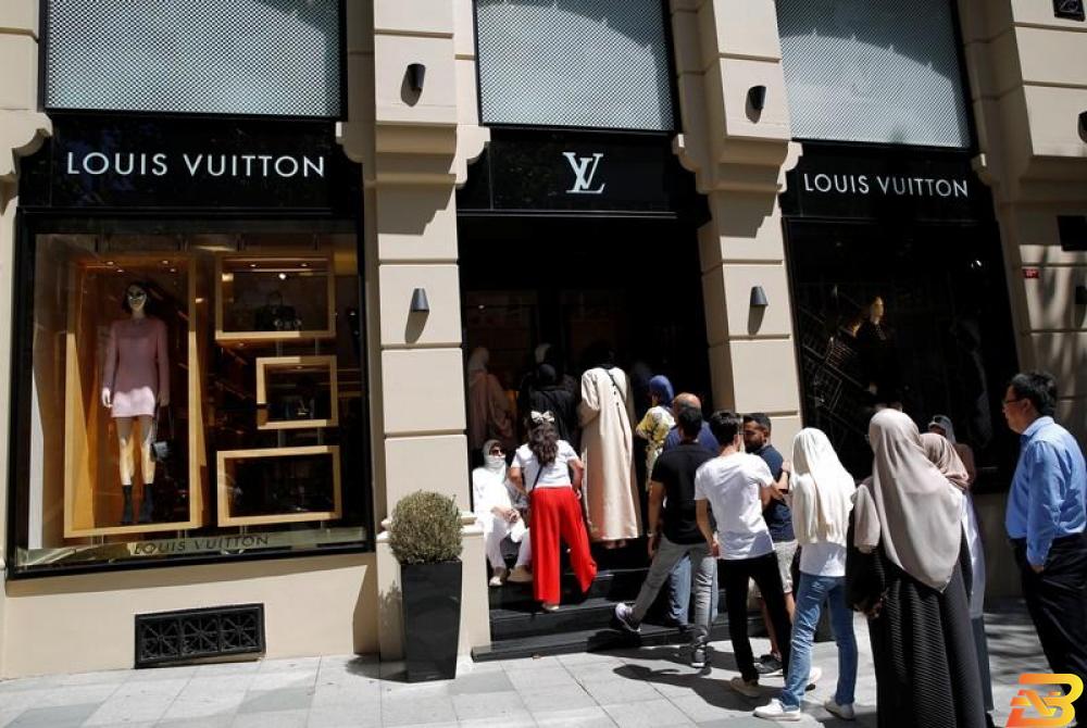 سياح يصطفون بانتظار دخول متجر لوي فيتون بمدينة اسطنبول التركية يوم الاثنين. تصوير: مراد سيزار - رويترز. مصائب الليرة التركية تصب في صالح السياح