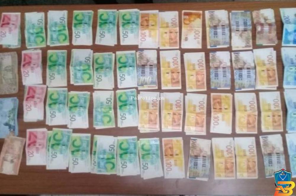 صورة للنقود حصل عليها موقع "بانكس نيوز" من الشرطة الفلسطينية حدث في الخليل-القبض على متسوّل بحوزته مبلغ 10 آلاف شيقل!