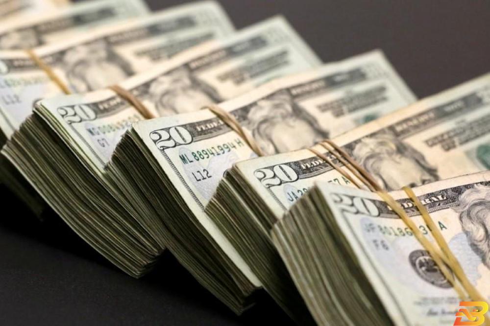 رزم دولارات في صورة من أرشيف رويترز. الدولار ينخفض مع تأكيد باول على سياسة رفع أسعار الفائدة