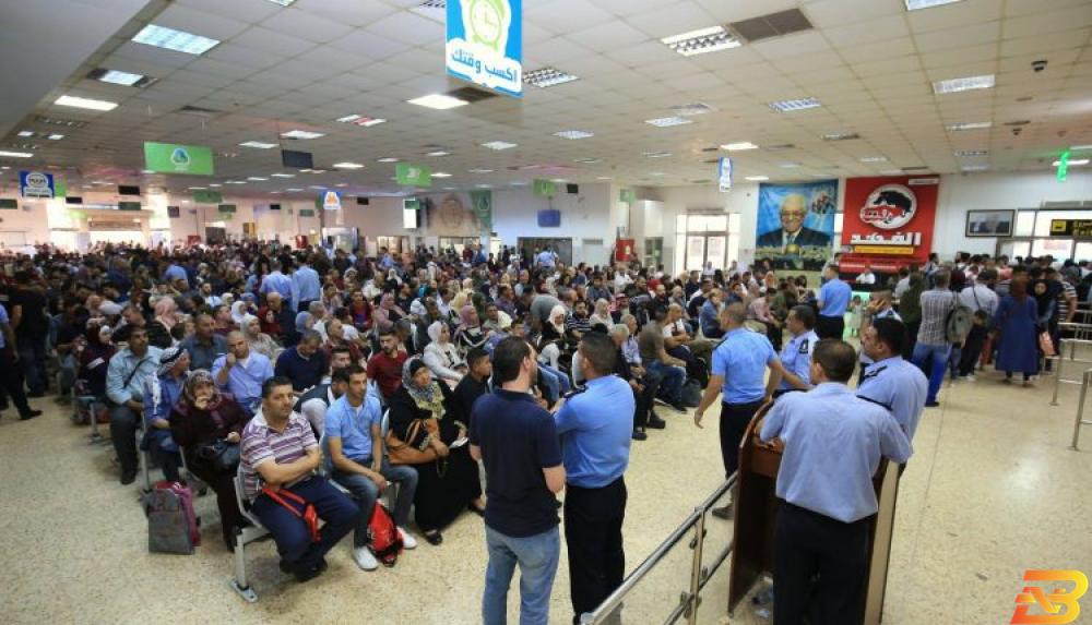 مواطنون ينتظرون دورهم في استراحة أريحا اليكم دوام معبر الكرامة اليوم وغدًا